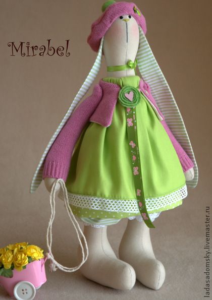 Foto de coelha de pano com vestido verde e cardigan rosa 