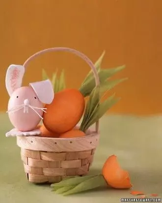 Cesta de Páscoa com ovos imitando cenoura e coelhos