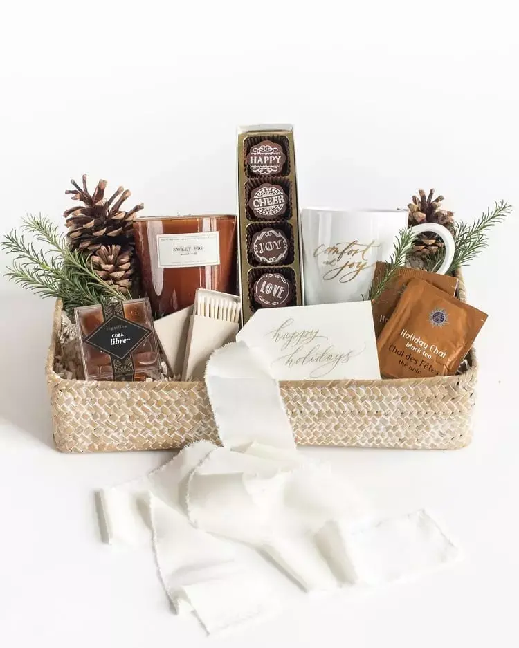 kit com produtos para relaxar, como velas, chás e caneca 
