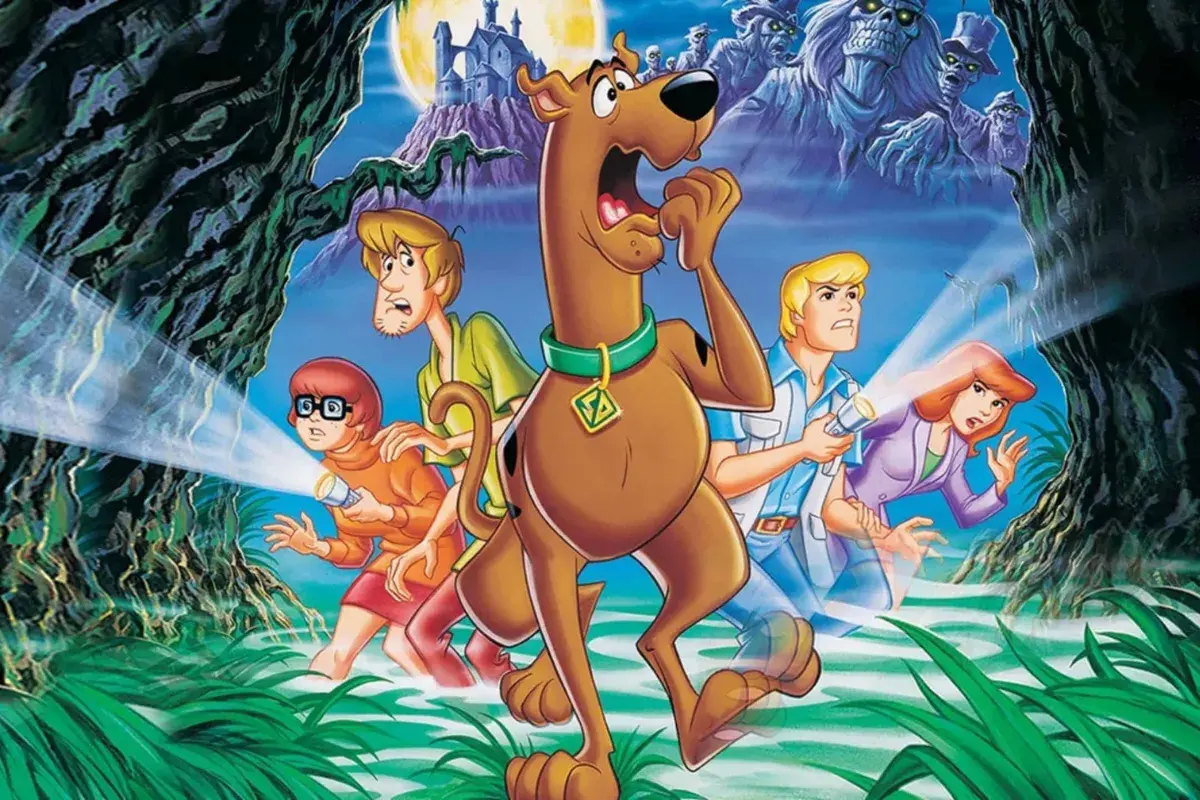 Scooby-Doo e a turma exploram caverna assombrada durante investigação de monstros em filme animado clássico.