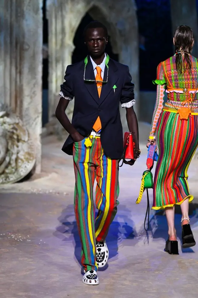 desfile da coleção de verão versace