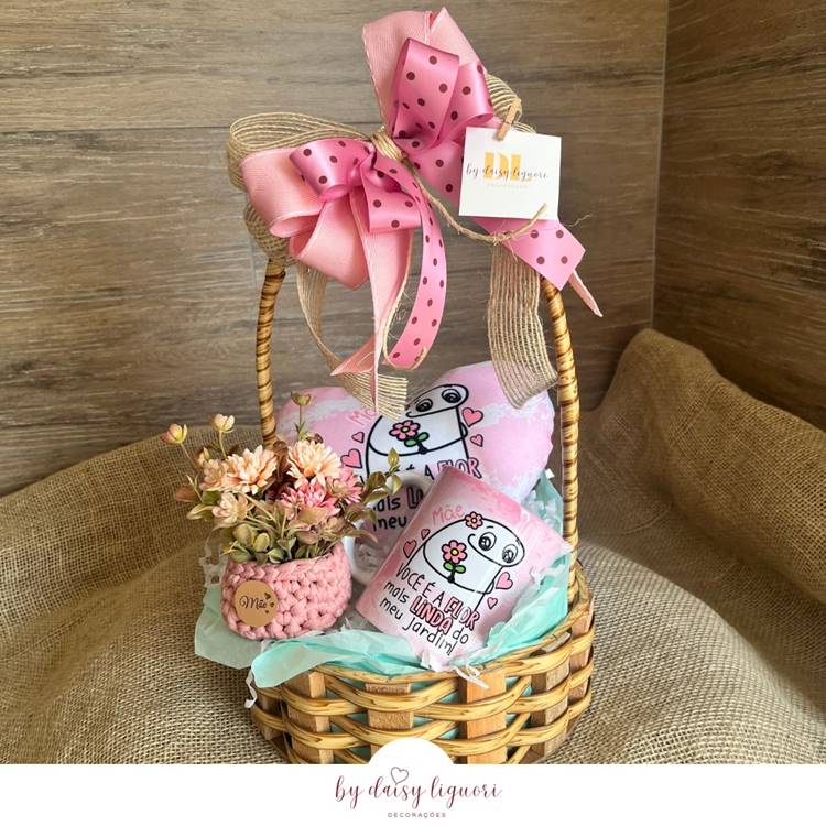 Cesta de Dia das Mães com almofada, flores e caneca personalizada