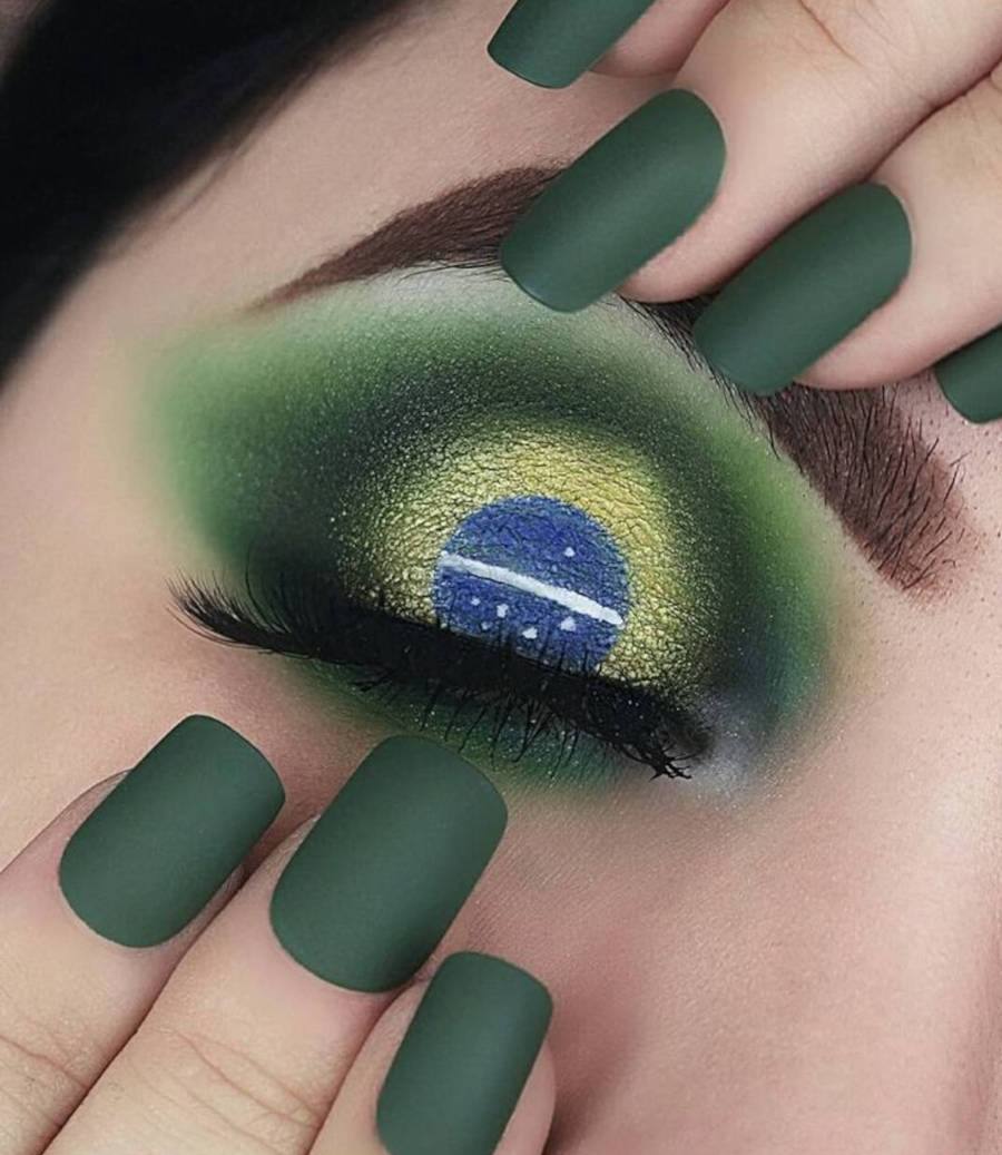 Foto de make com a bandeira do brasil nos olhos
