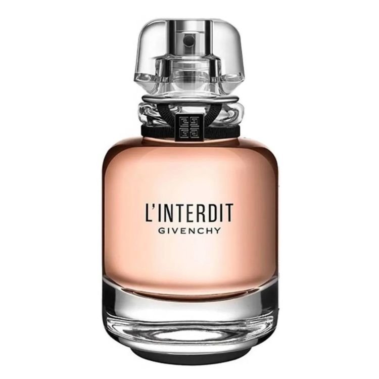Um frasco de perfume "L'INTERDIT" da Givenchy, com líquido em tom de pêssego e tampa transparente. O design clássico e minimalista, com um detalhe de laço preto no gargalo, sugere elegância atemporal - perfumes femininos amadeirados.

