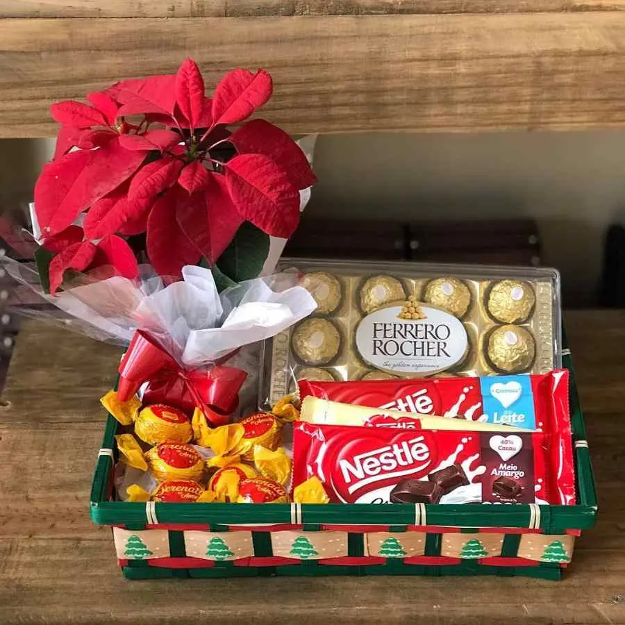 Foto de caixa com Ferrero Rocher, barras de chocolate da Nestlê e bombons serenata.