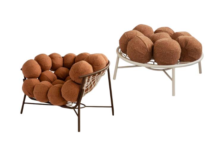 Poltrona e puff com bolinhas marrons. 