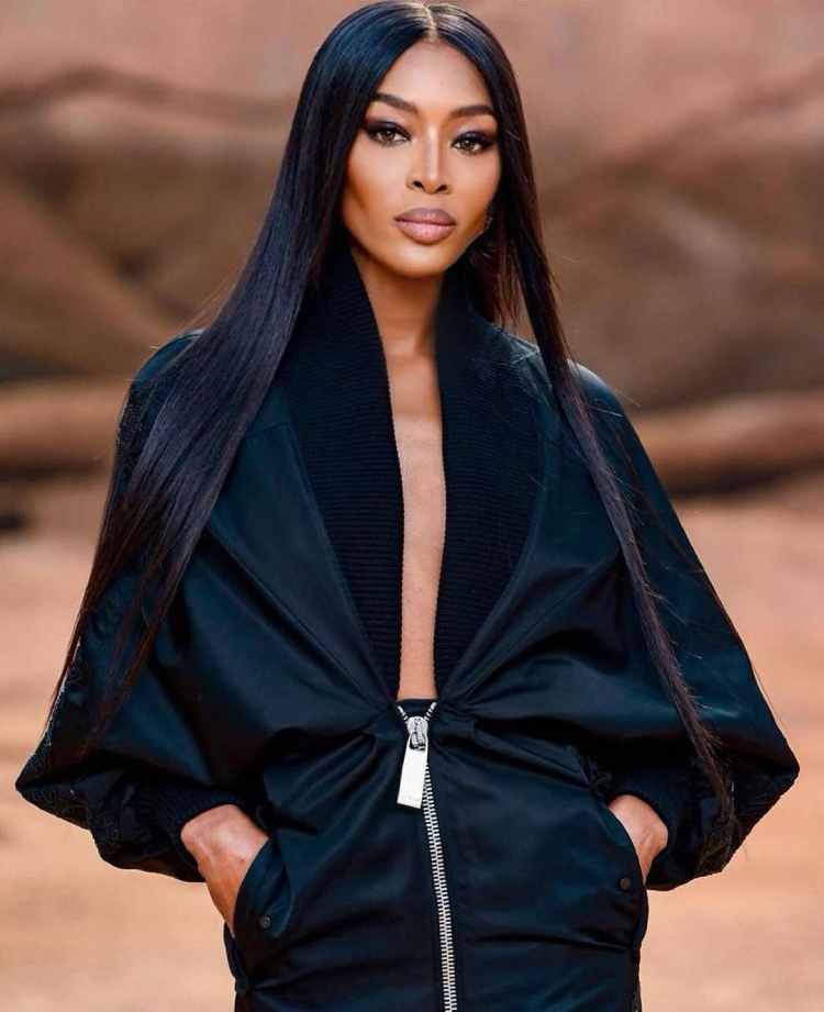 naomi campbell com vestido preto