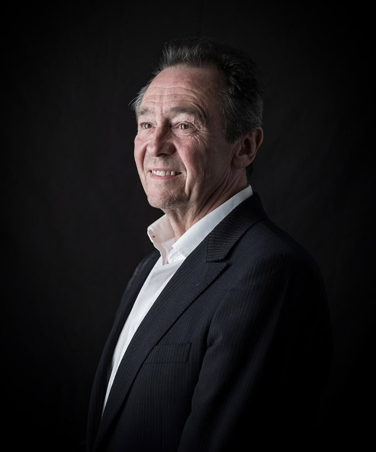 Paul Whitehouse como Argus Filch