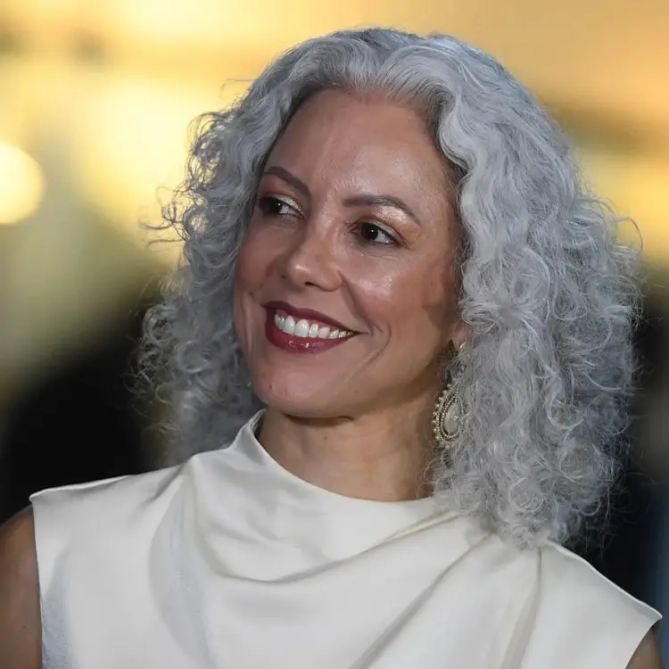 Mulher elegante com cabelo branco cacheado
