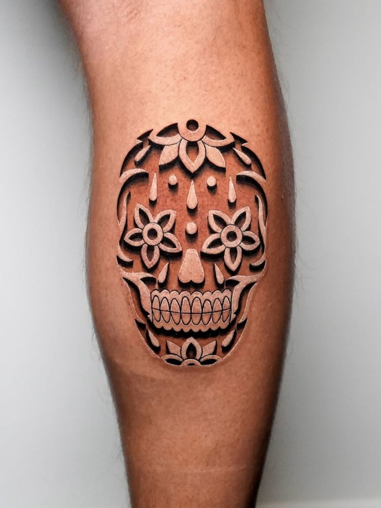 Pele clara com tatuagem 3d de caveira 
