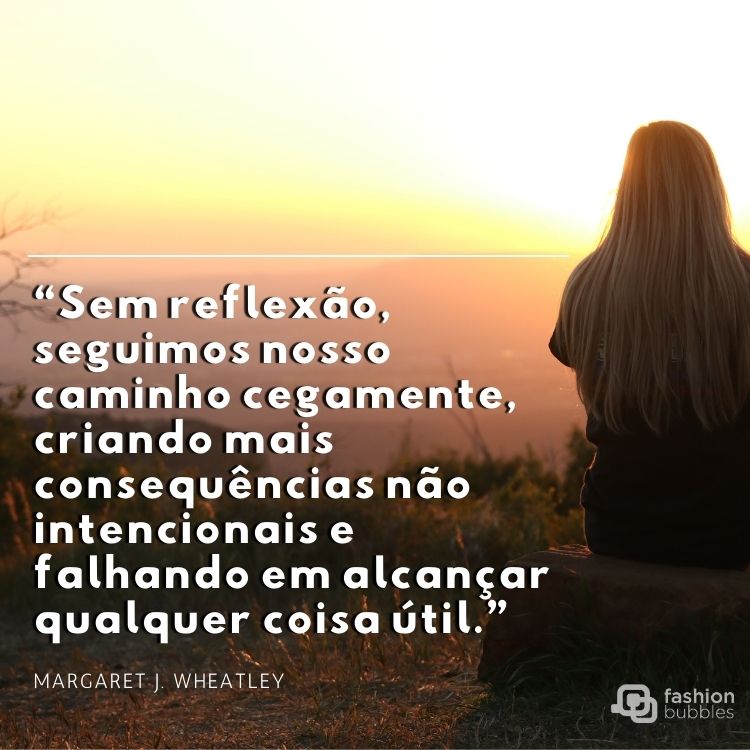 frase reflexiva, fundo por do sol com mulher virada de costas