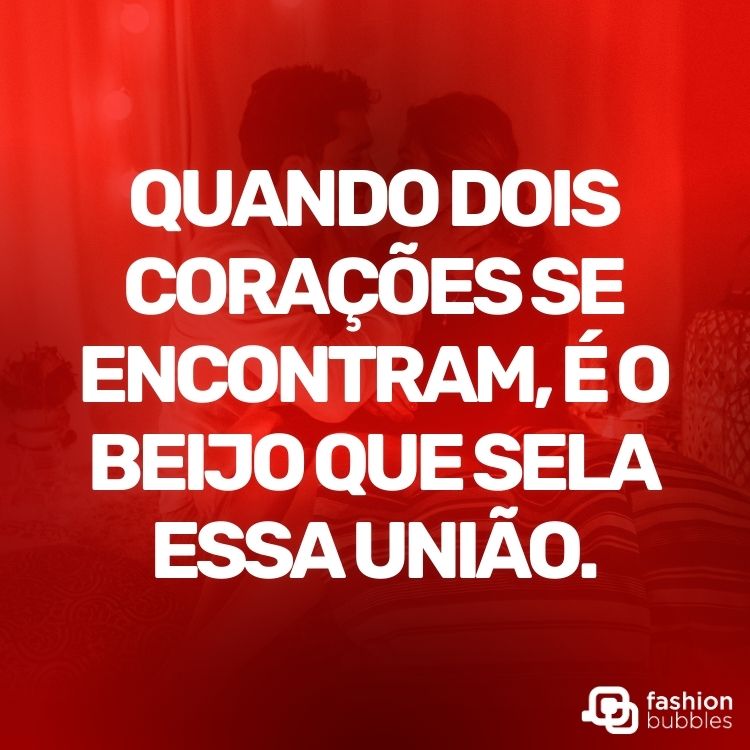 Foto de homem e mulher se beijando com filtro vermelho e frase "Quando dois corações se encontram, é o beijo que sela essa união." em branco