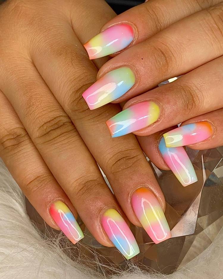 Mão com unhas arco-íris LGBTQIA+: Polegar: mesclado tom pastel com várias cores Indicador:mesclado tom pastel com várias cores Médio:mesclado tom pastel com várias cores Anelar:mesclado tom pastel com várias cores Mínimomesclado tom pastel com várias cores