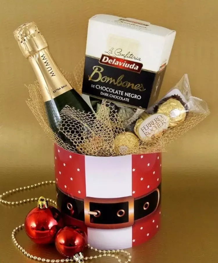 Cesta pequena com champanhe e bombons 