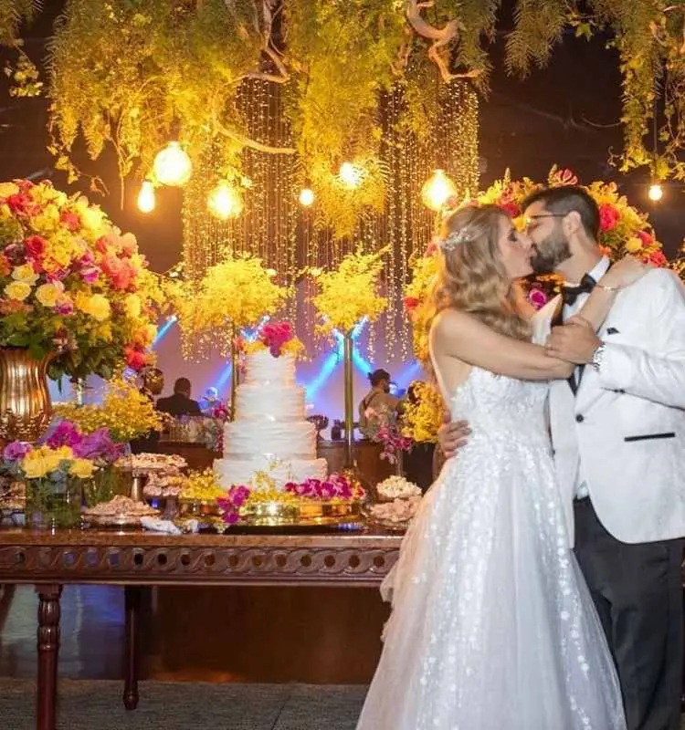 Foto de casal de noivos em festa de casamento.