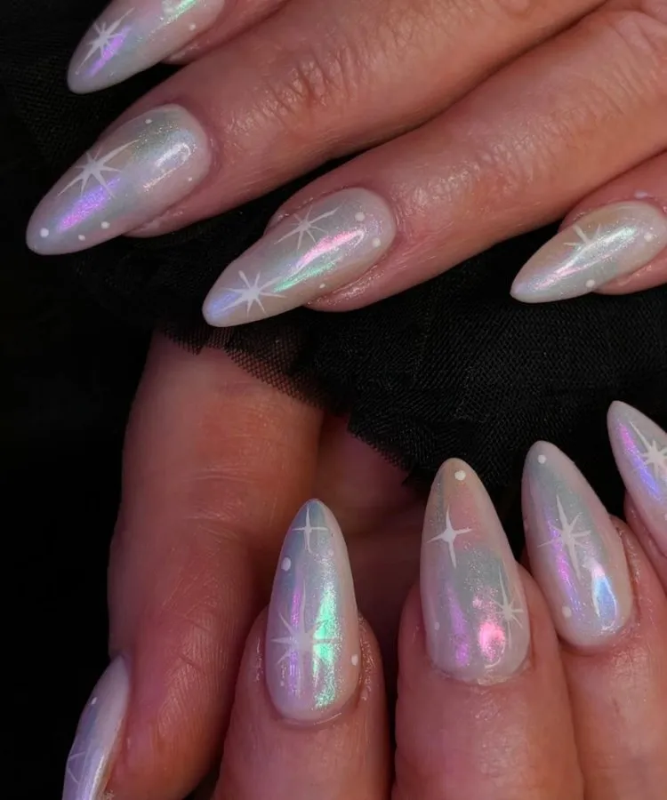 Foto de unhas pintadas com esmalte furta cor, uma das tendências de unhas para 2026