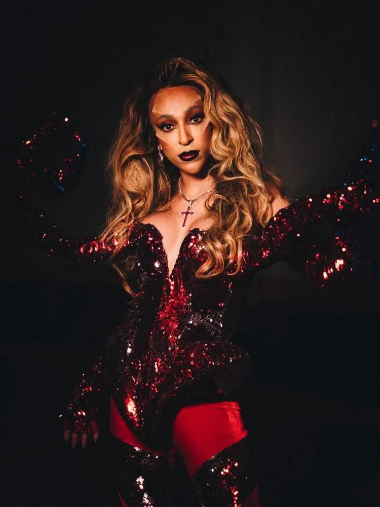 política Erika Hilton com fantasia mistura de Beyoncé + Gaga