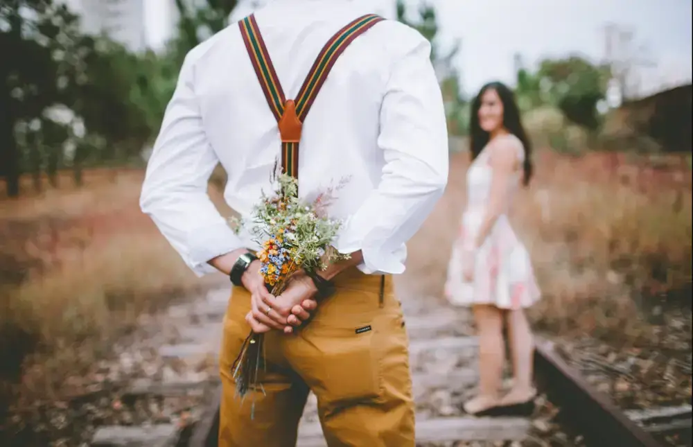 namorado com buquê de rosas