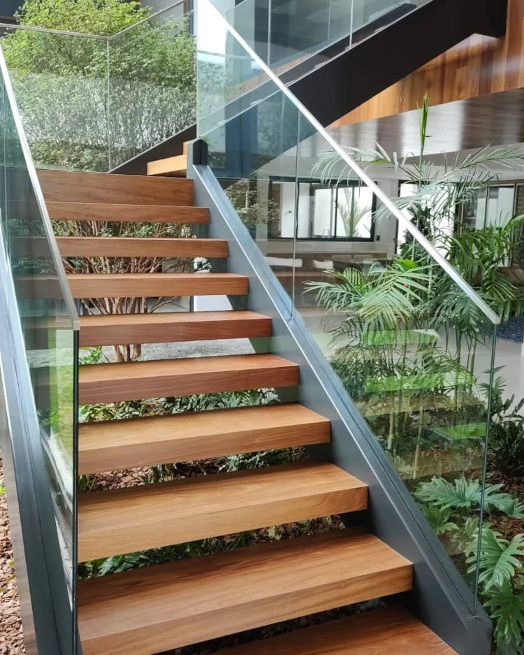 Jardim de inverno com plantas baixas.