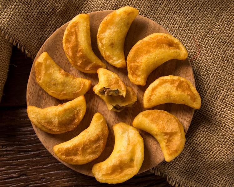 Pastel de milho em prato de madeira - receitas de festa junina