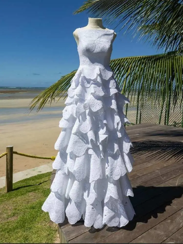 Vestido longo de algodão e renda que Martha Medeiros expõe durante a Art Basel Miami Beach