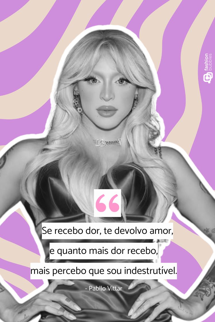 Uma pessoa loira com maquiagem expressiva e top preto posa à frente de um fundo lilás com ondas. A imagem contém uma citação atribuída a Pabllo Vittar sobre devolver amor quando se recebe dor e se tornar indestrutível.