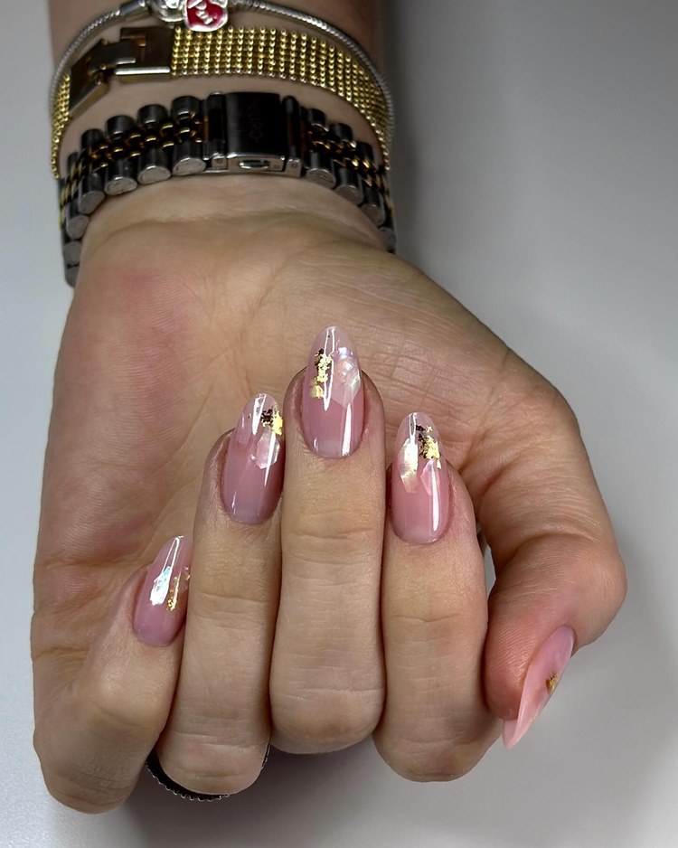 Nail art rosa natural e com folha de ouro (formato: amendoado tamanho: grande)