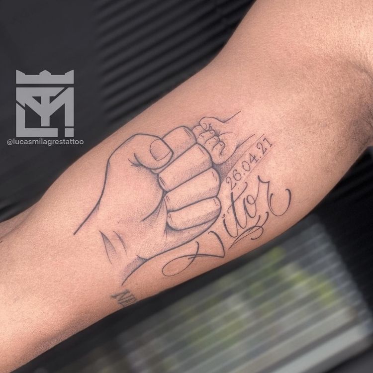 Foto de duas mãos de punhos fechados se tocando, data de nascimento e nome "Vitor"