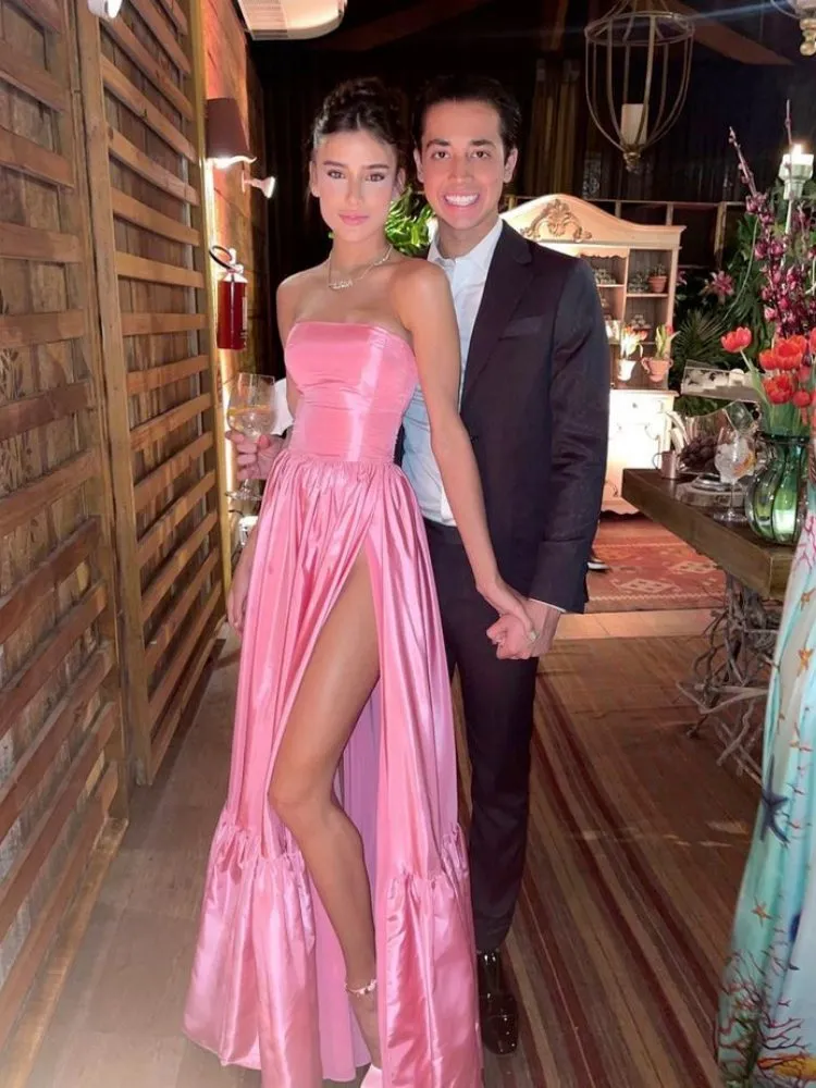 Mulher usando vestido de cetim rosa para casamento