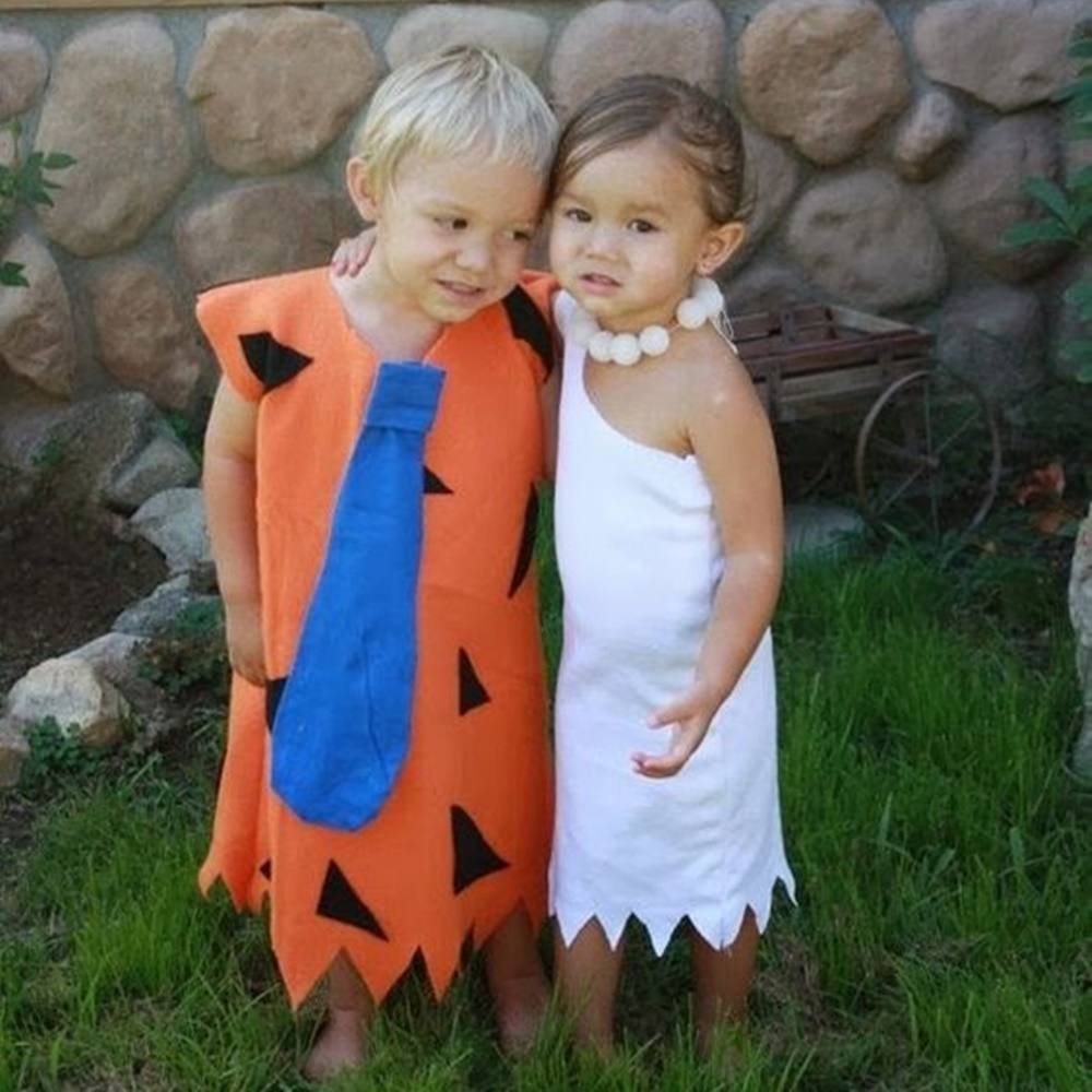 Crianças com fantasia dos Flintstones - Halloween em casa. Crianças com fantasias dos Flintstones.