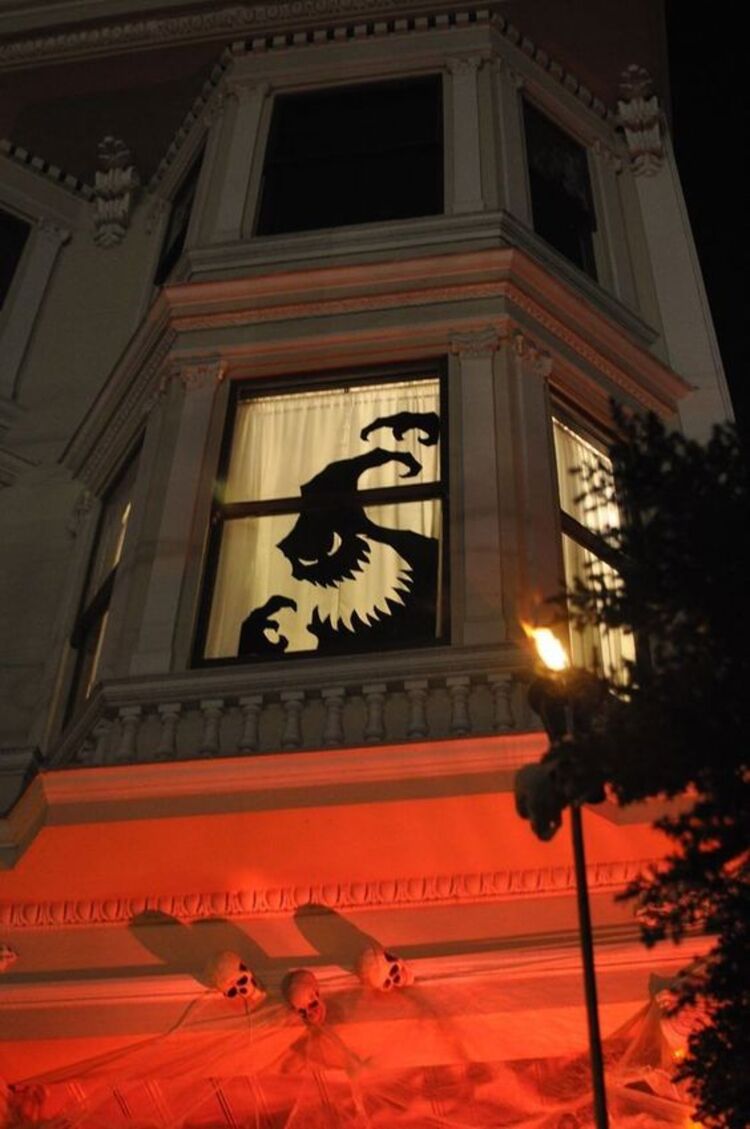 Decoração de Halloween com adesivo de monstro na janela.