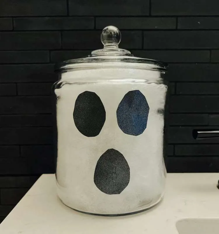 Vidro decorativo de Halloween, com algodão e olhos e boca