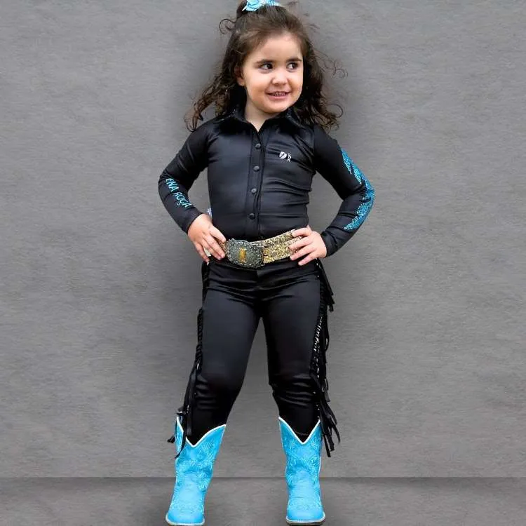 Menina usando look preto com bota azul e cinto com fivela.
