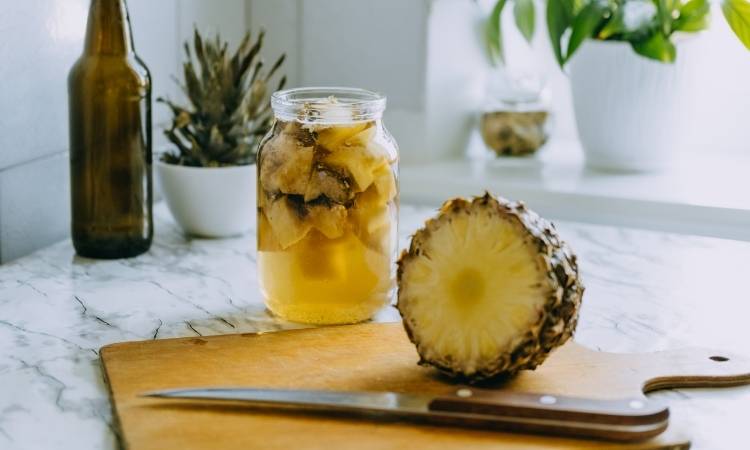 Chá de abacaxi. Infusão com fruta tropical.