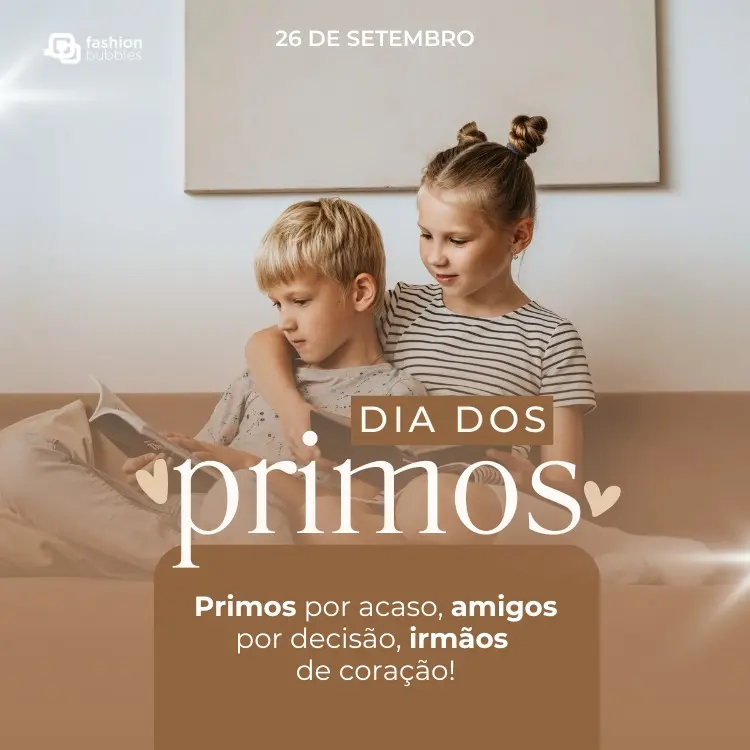 Foto de duas crianças de pele clara no sofá e frase: Primos por acaso, amigos por decisão, irmãos de coração!