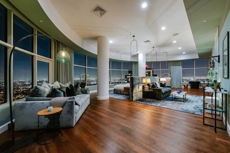 Outra visão do quarto principal da mansão da Rihanna, que dá vista para sala particular