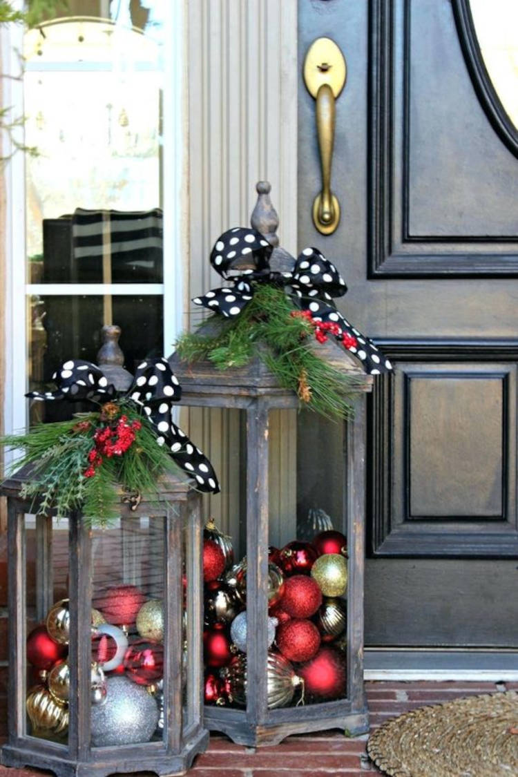 Decoração de natal para jardim com bolas de natal.