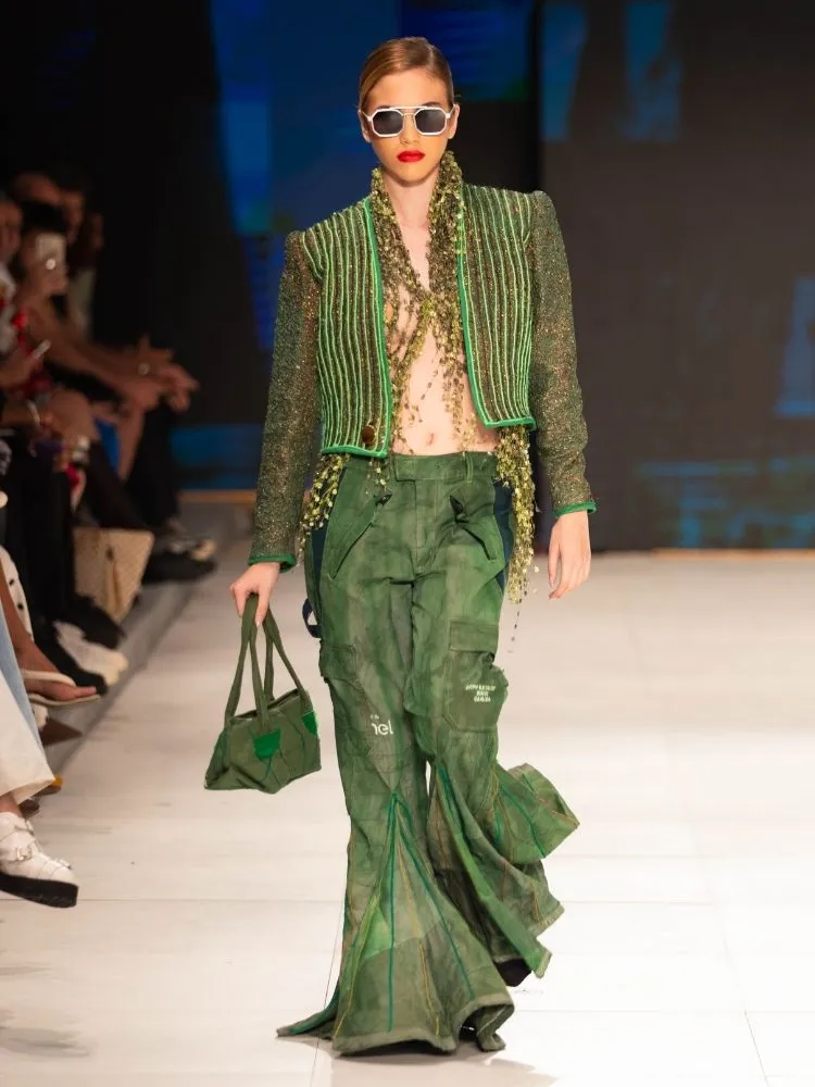 Modelo no desfile de Almir França, durante o 1º dia do DFB Festival 2026