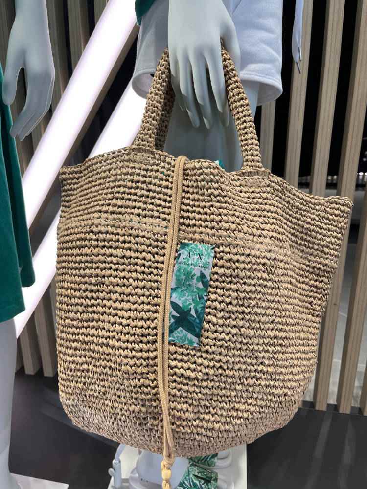Bolsa de palha da Armani Exchange. Vitrine Milão para Verão 2023