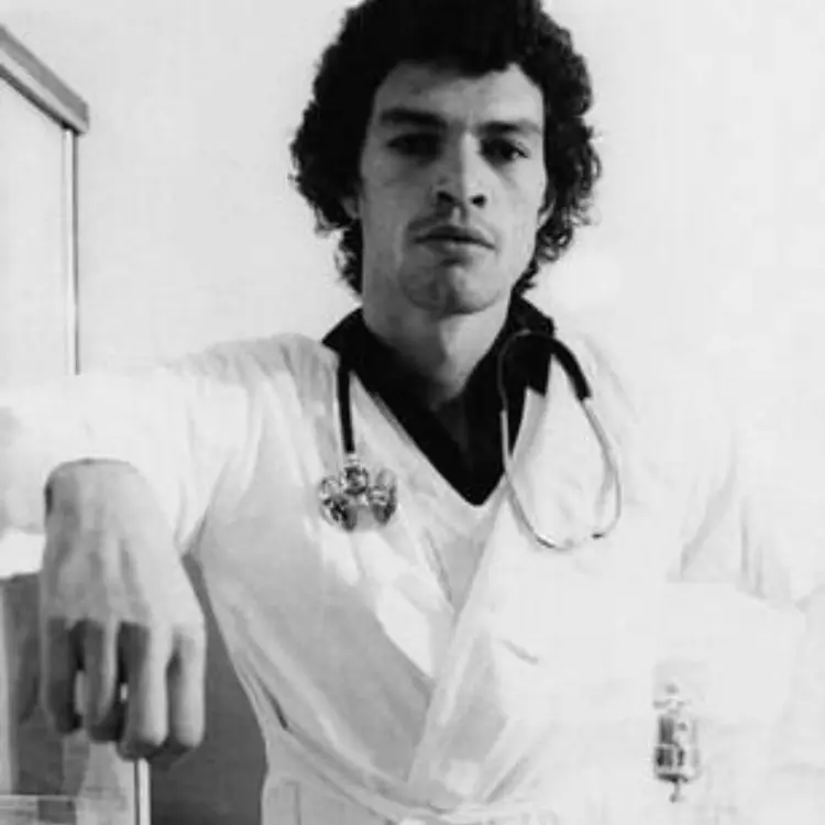 Foto em preto e branco de Sócrates de jaleco 