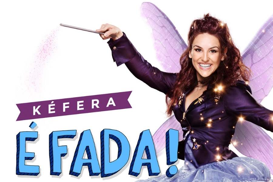 Foto de Geraldine (Kéfera Buchmann) de fada. Ela está usando asas e segurando varinha mágica. Filme da Sessão da Tarde de 29 de agosto a 2 de setembro.