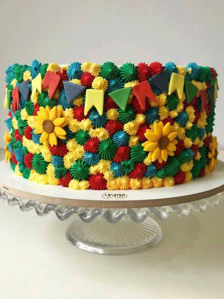 Bolo colorido de buttercream com flores e bandeirinhas 