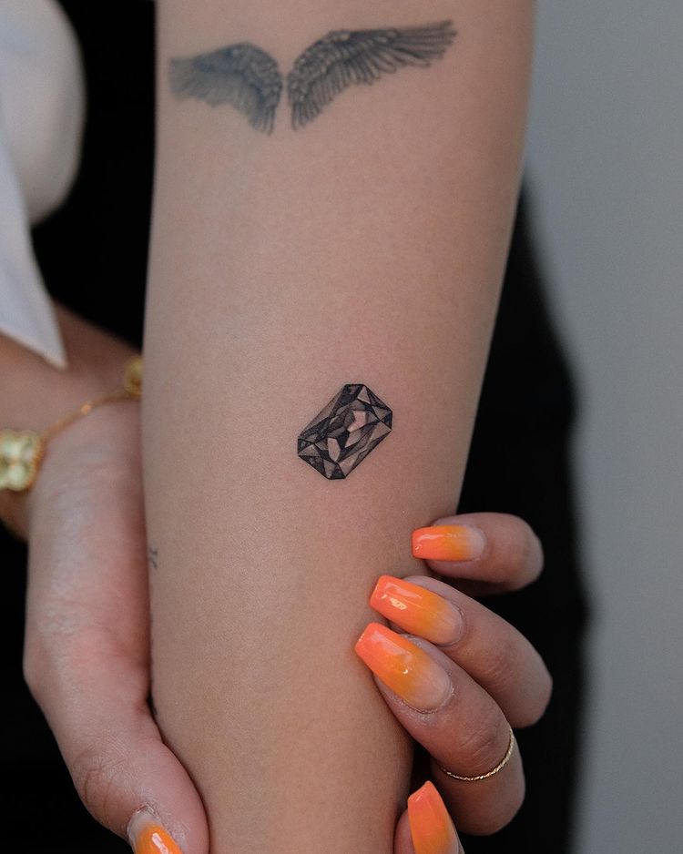tatuagem que imita pedras preciosas