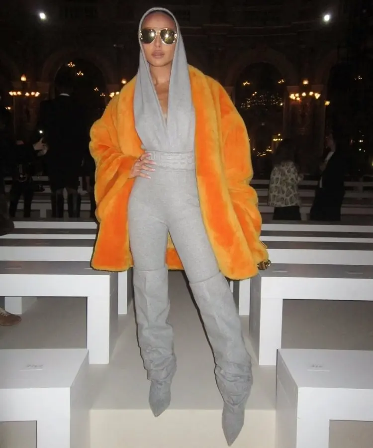 Foto de Sabrina Sato no desfile da Balmain durante a Paris Fashion Week SS26