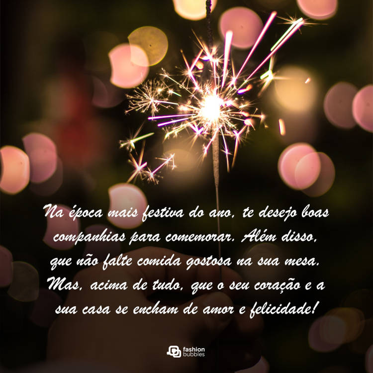 Foto de pessoa de pele clara segurando vela acesa e frase: Na época mais festiva do ano, te desejo boas companhias para comemorar. Além disso, que não falte comida gostosa na sua mesa. Mas, acima de tudo, que o seu coração e a sua casa se encham de amor e felicidade!