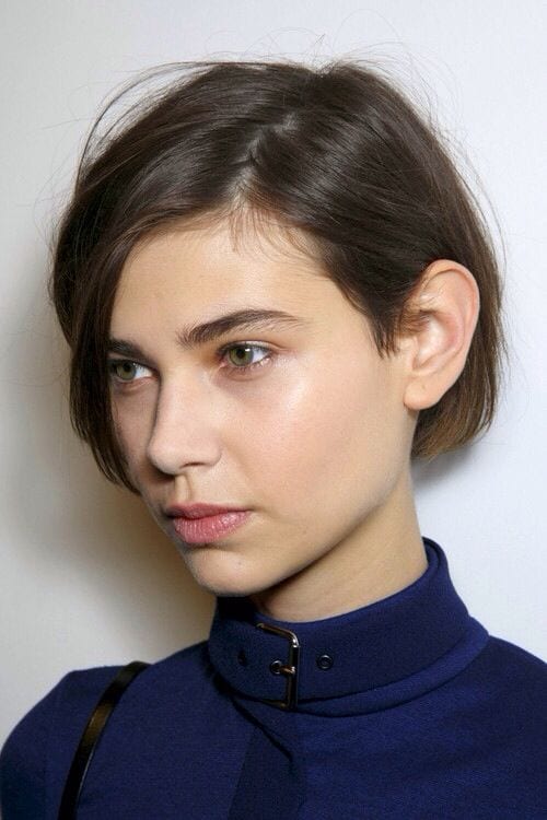 Corte cabelo curto, mulher com casaco azul