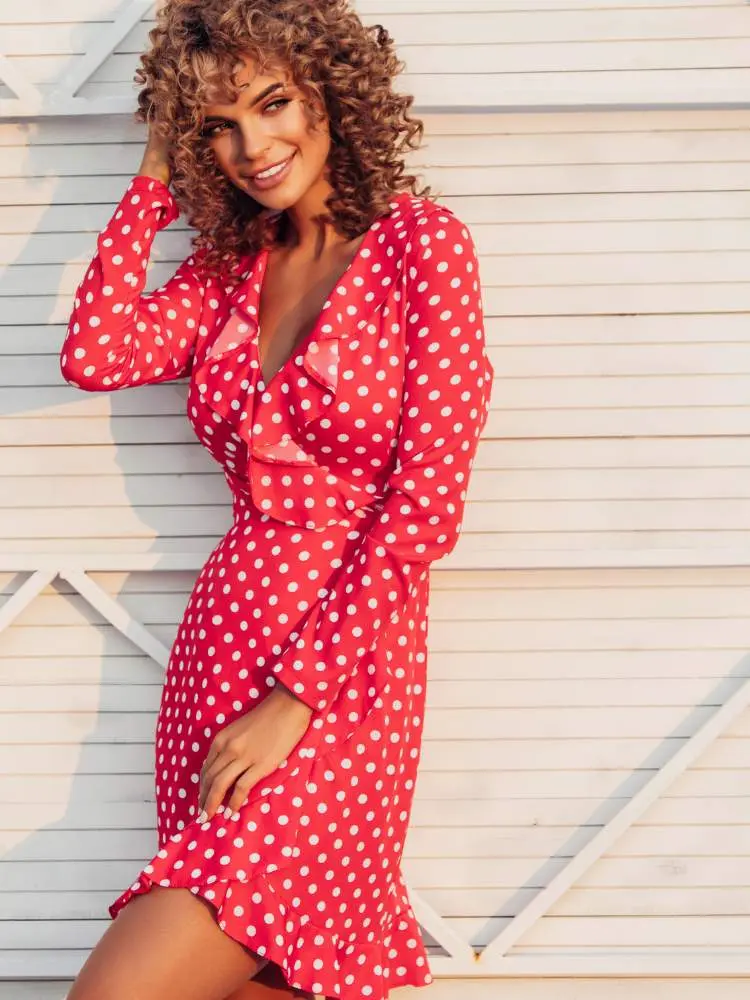Mulher com vestido de poá como sugestão de roupa vermelha de Natal