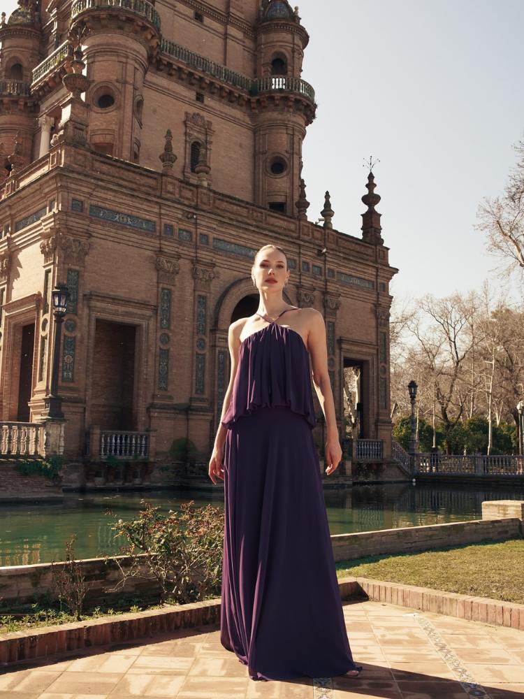 Mulher de pele clara usando vestido uva com colo plissado