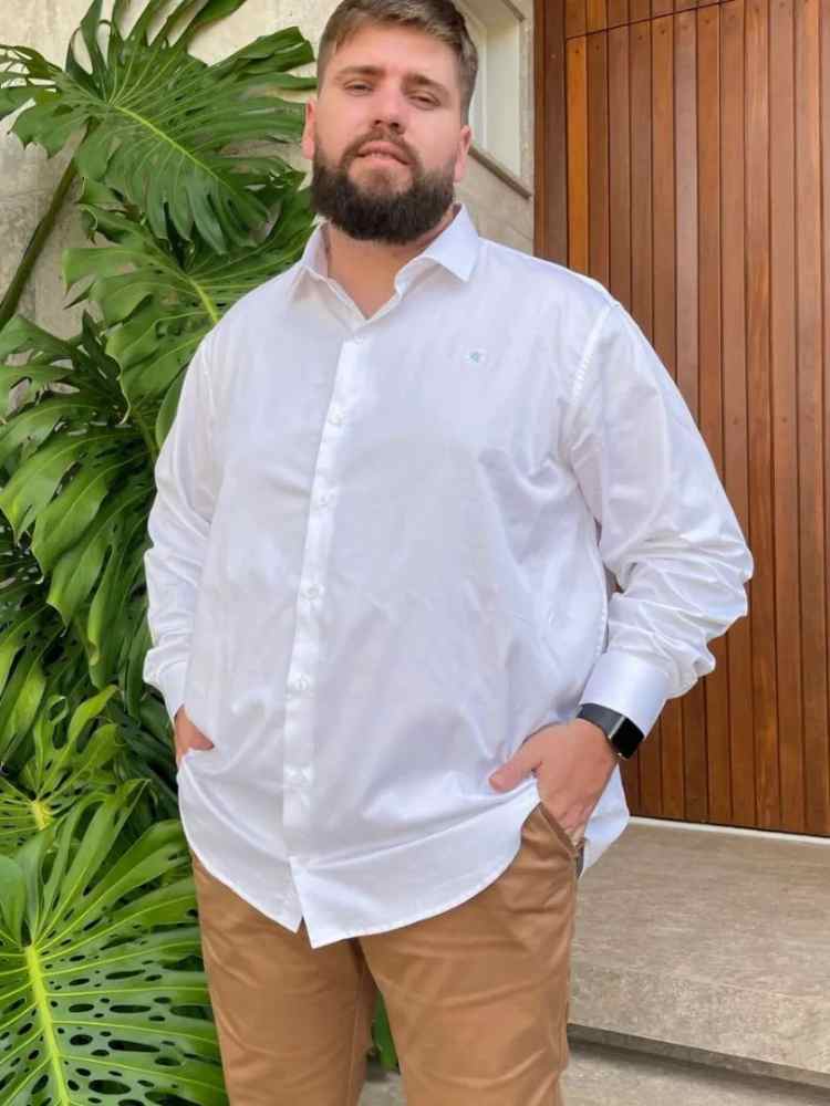 Roupas masculinas para Ano Novo: camisa social branca + calça jeans marrom.