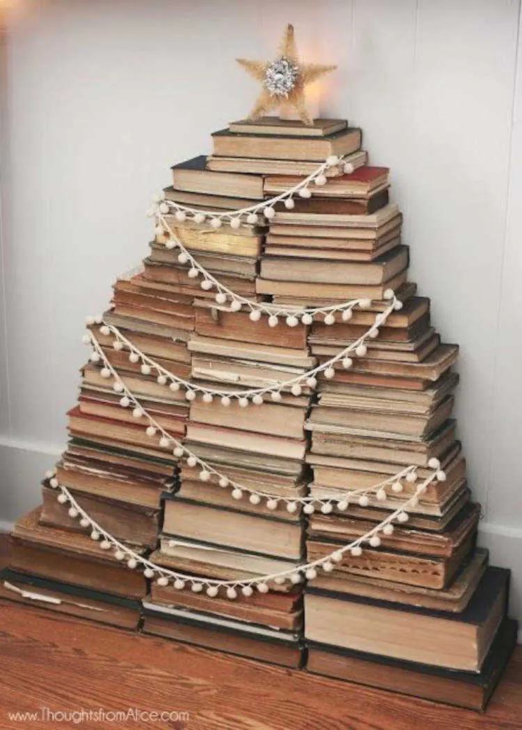 Livros na parede que formam árvore